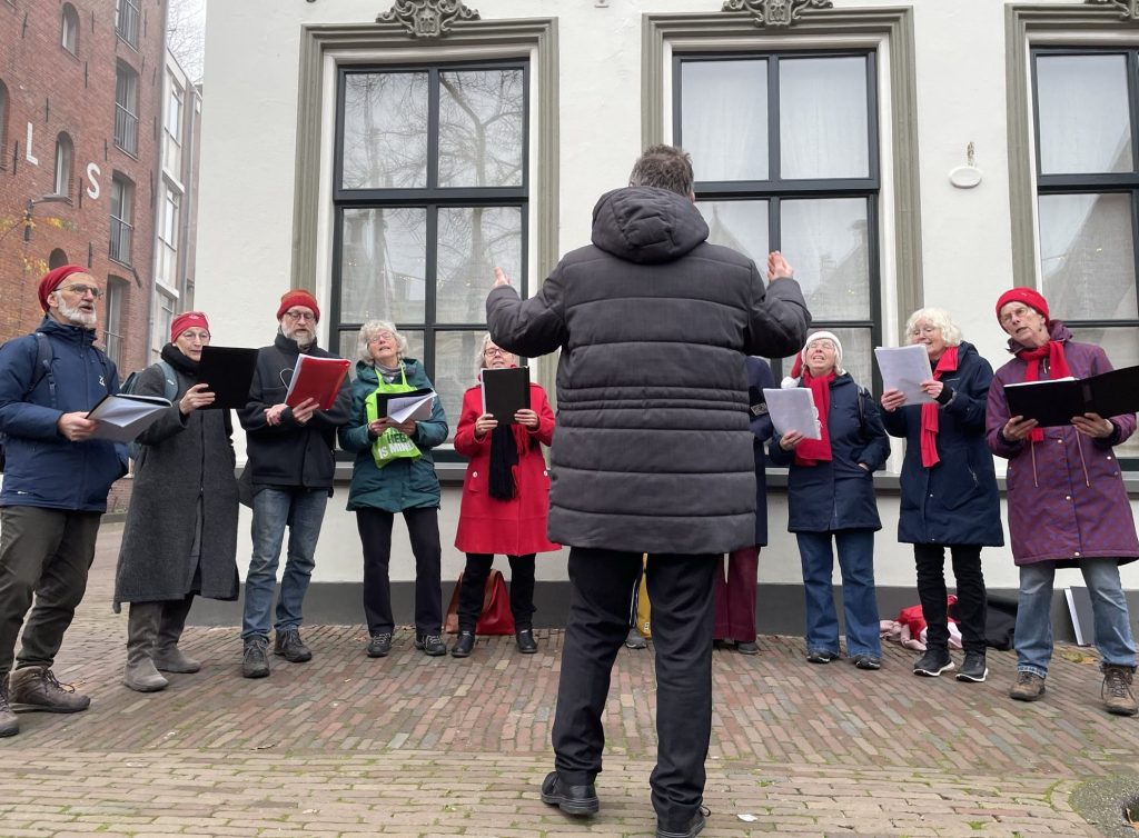 Foto Klimaatkoor Noord op Winterwelvaart 2025. Foto gemaakt door Annemieke