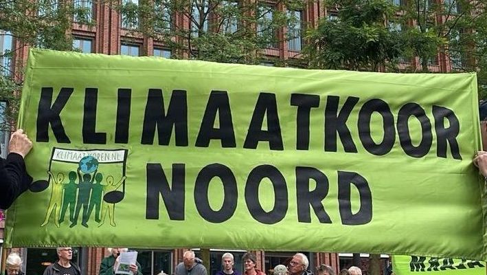 Foto: spandoek Klimaatkoor Noord. Foto gemaakt door Annemieke.
